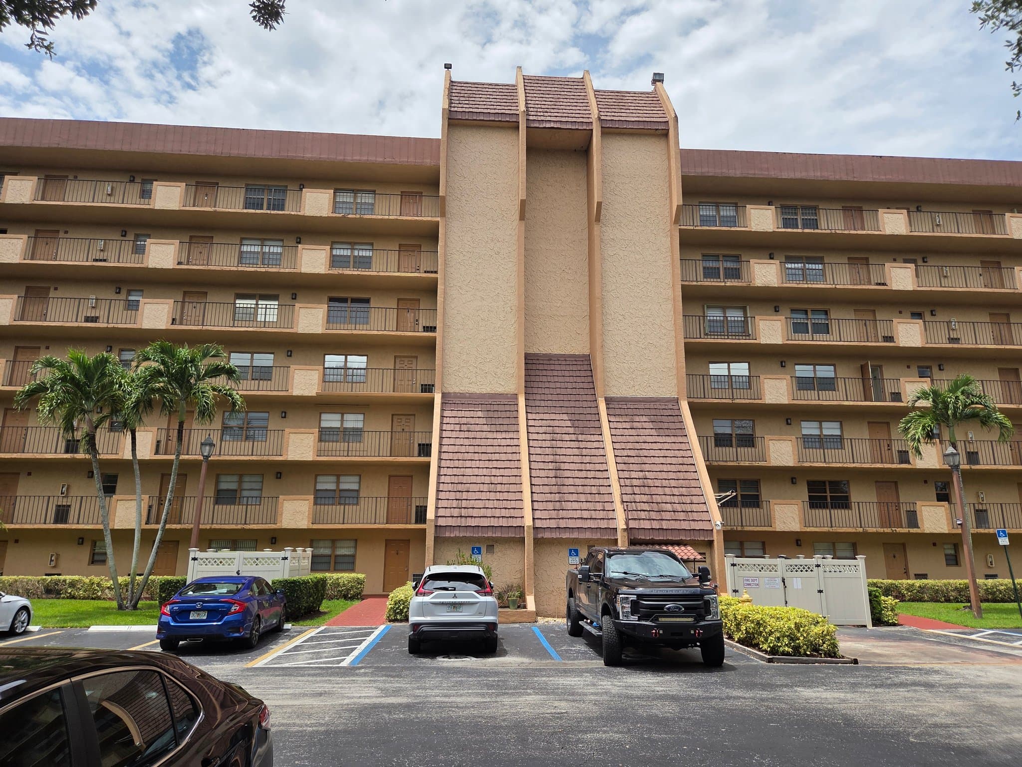 DAVIE Condo: 3001 W ROLLING HILLS CIR