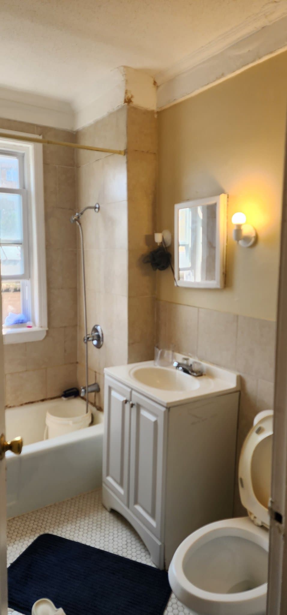 Hartford Apartment: 15-17 Kenneth St