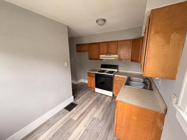 Decatur House: 825 W Division St