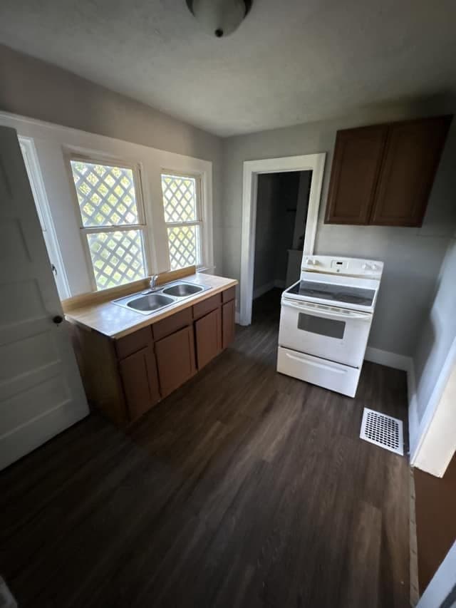 Decatur House: 238 W Peoria