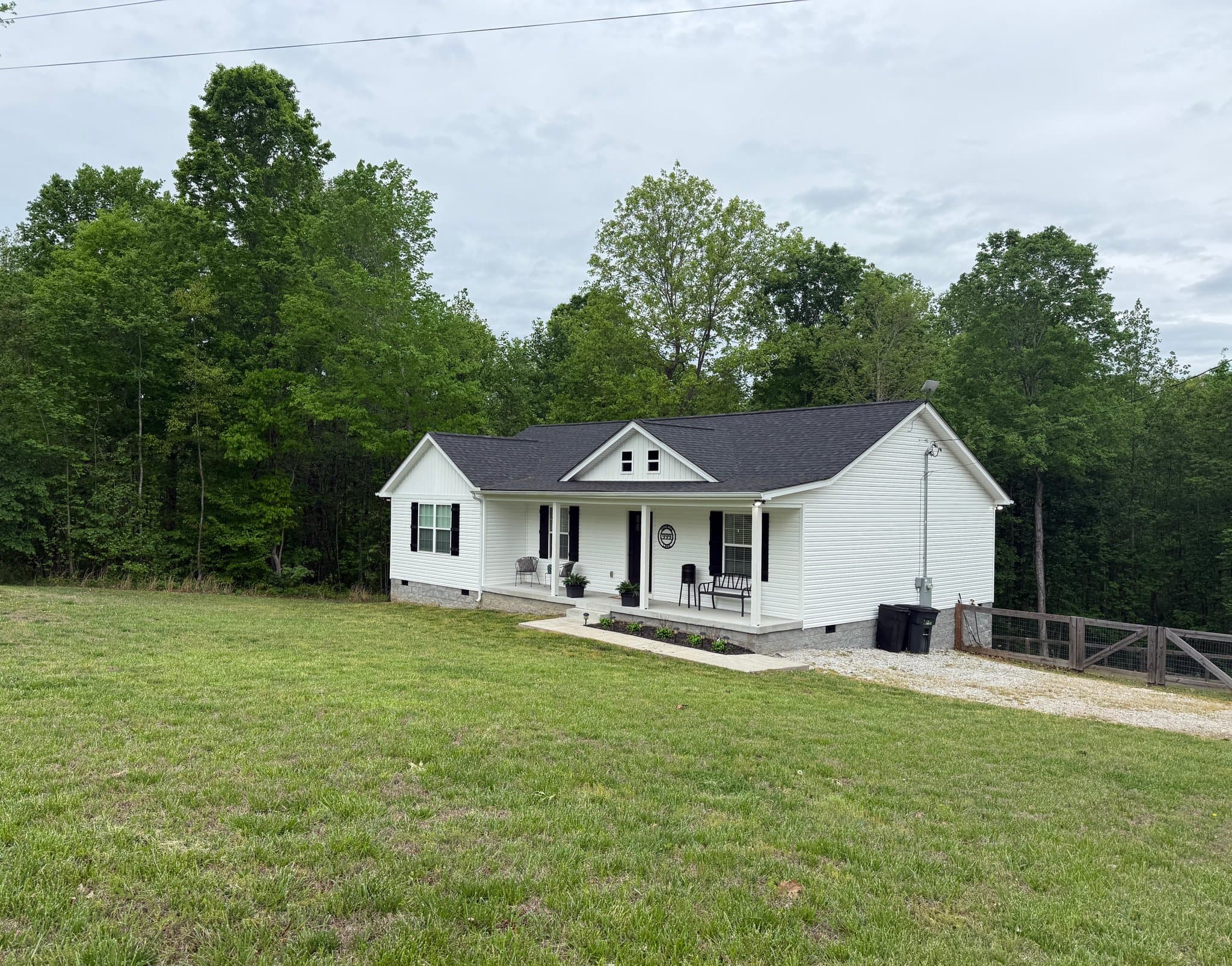 Charlotte House: 999 Promise Land Rd