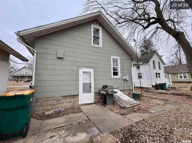 Macomb House: 437 W Pierce St