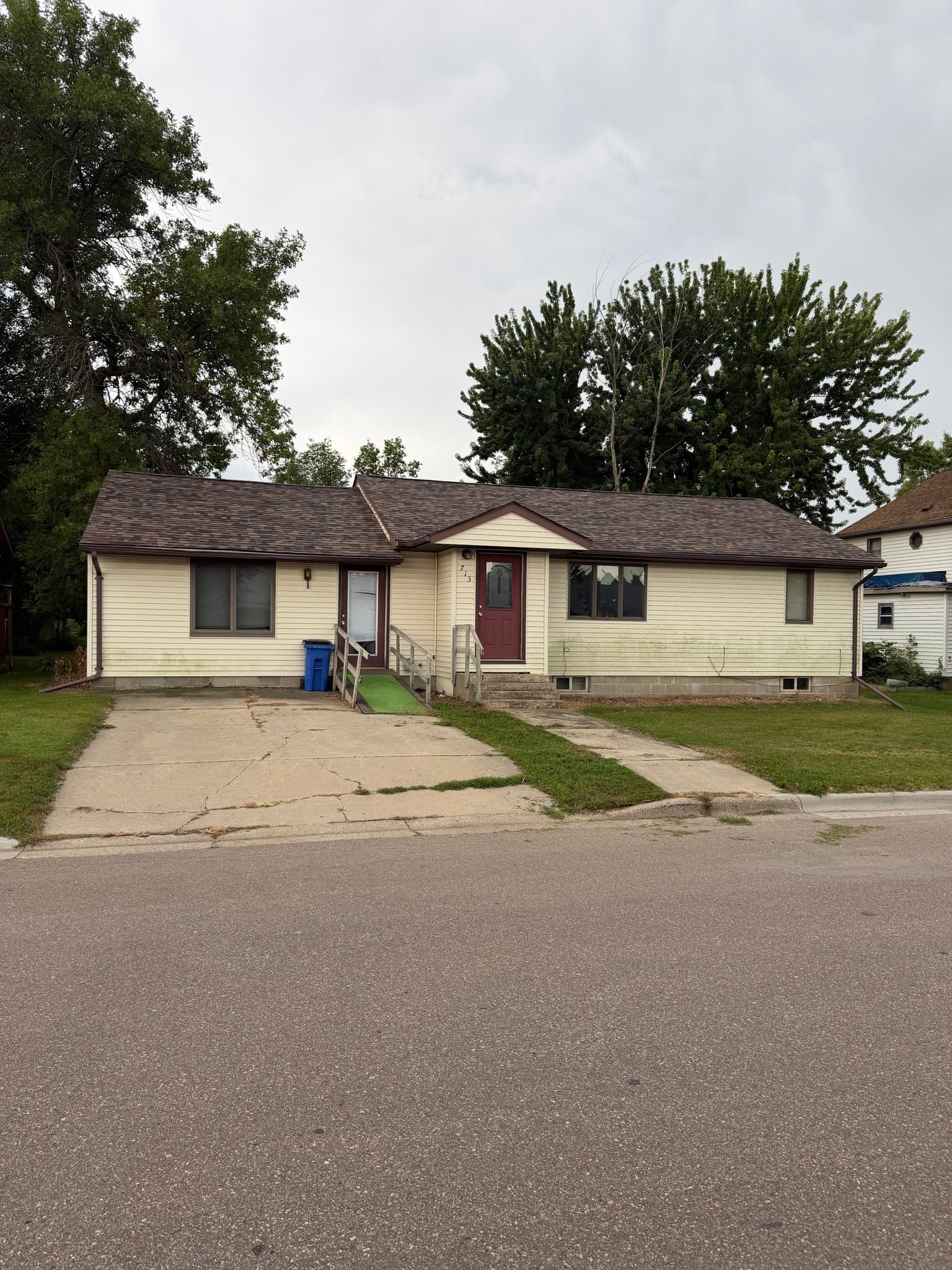 Clarkfield House: 713 13 Ave