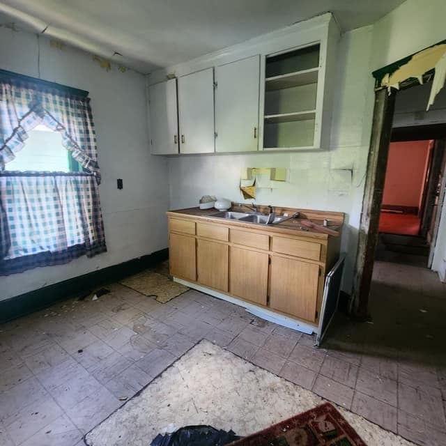 Cleveland House: 2847 E 98th St