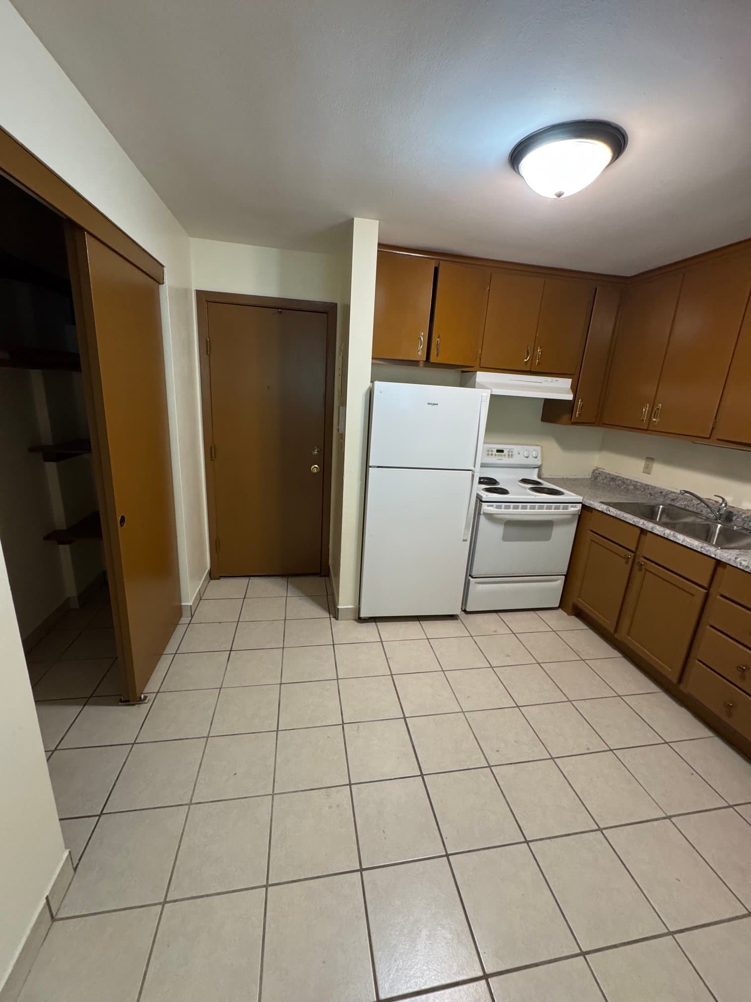 St. Paul Apartment: 556 jenks ave e