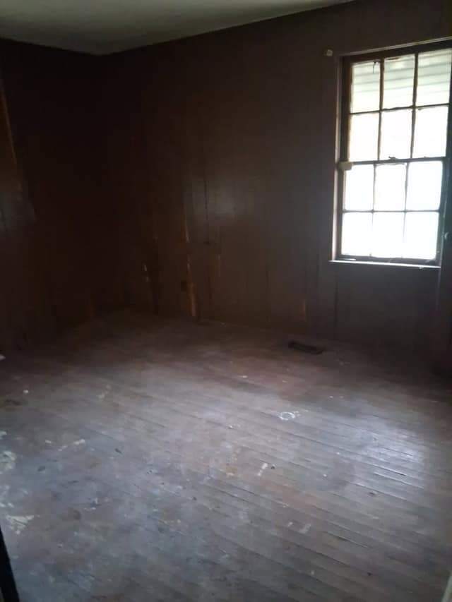 St. Louis House: 1422 N 54th St E
