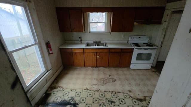 Centralia House: 1119 S Brookside Ave