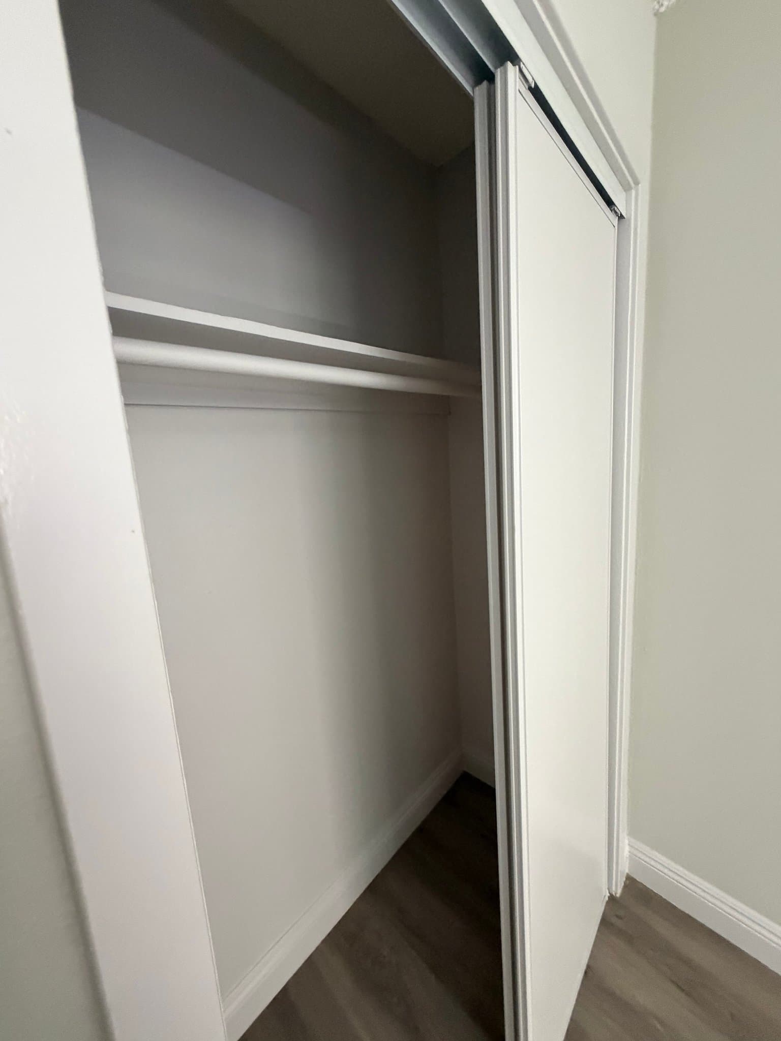 Los Angeles Apartment: 2508 West View St