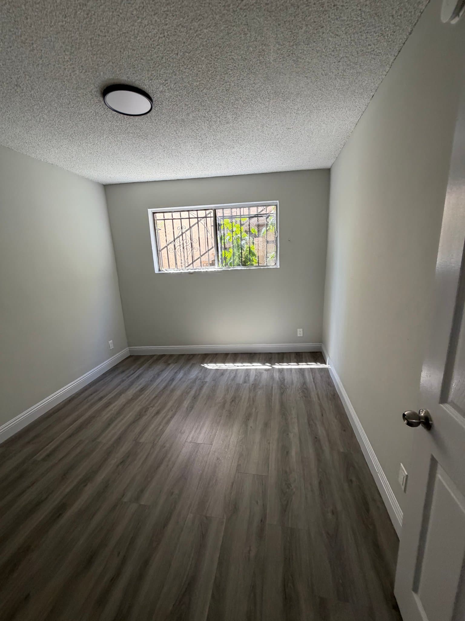 Los Angeles Apartment: 2508 West View St
