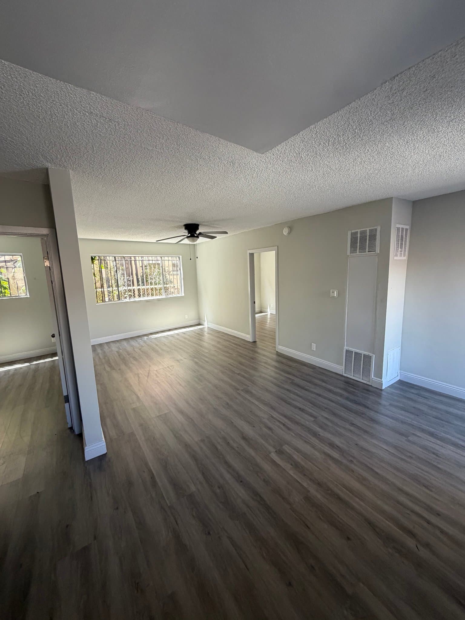 Los Angeles Apartment: 2508 West View St