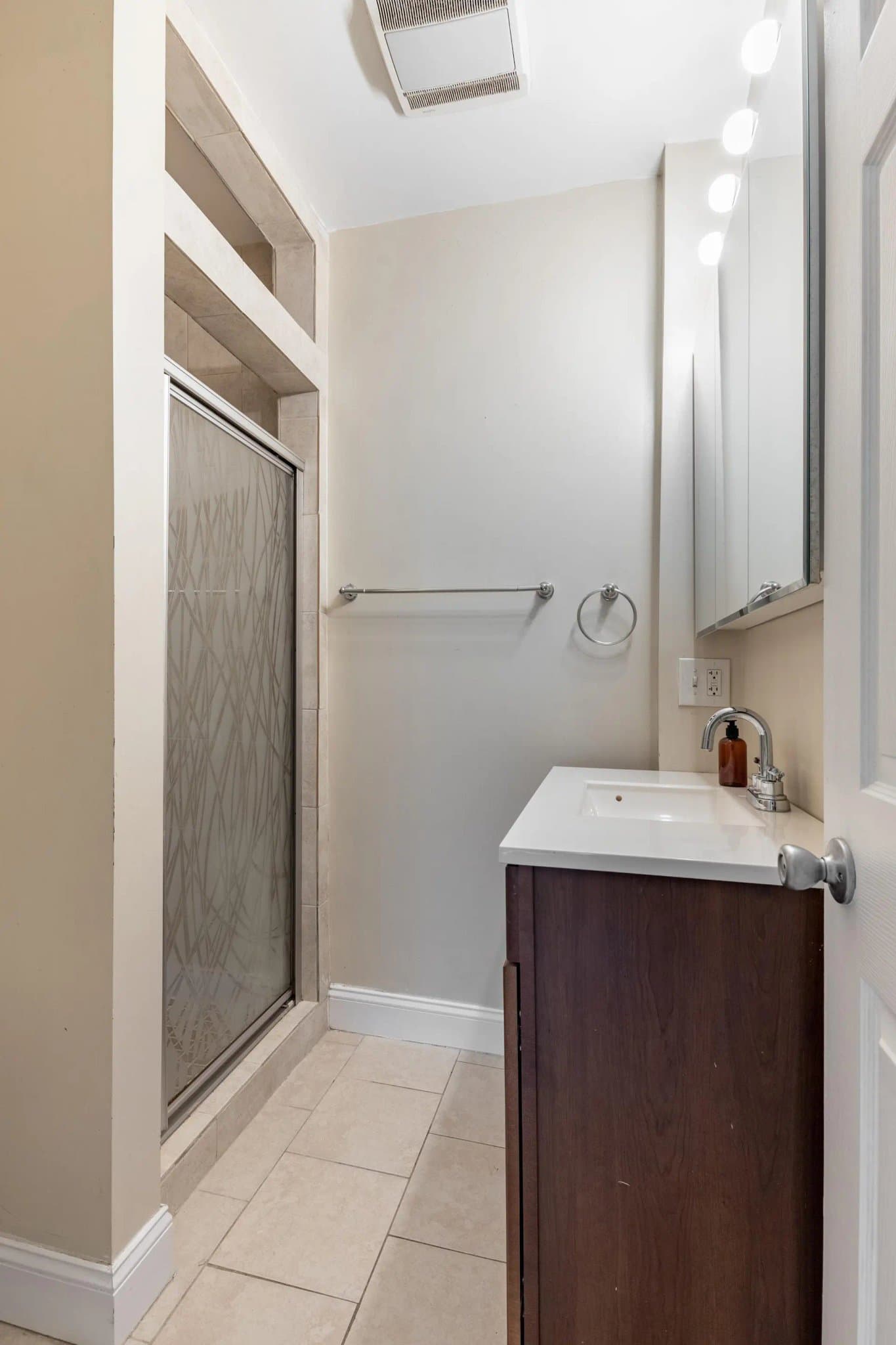 Somerville Apartment: 21 Rossmore St