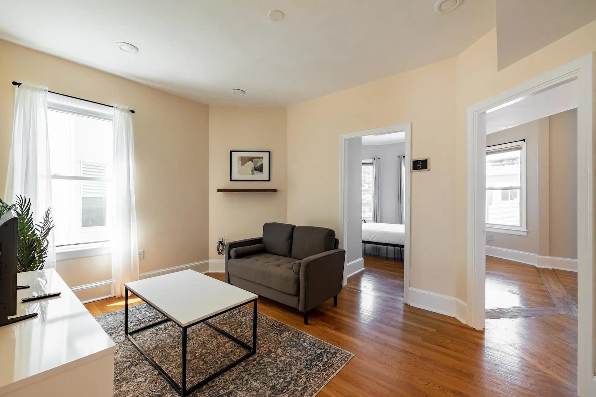 Somerville Apartment: 21 Rossmore St