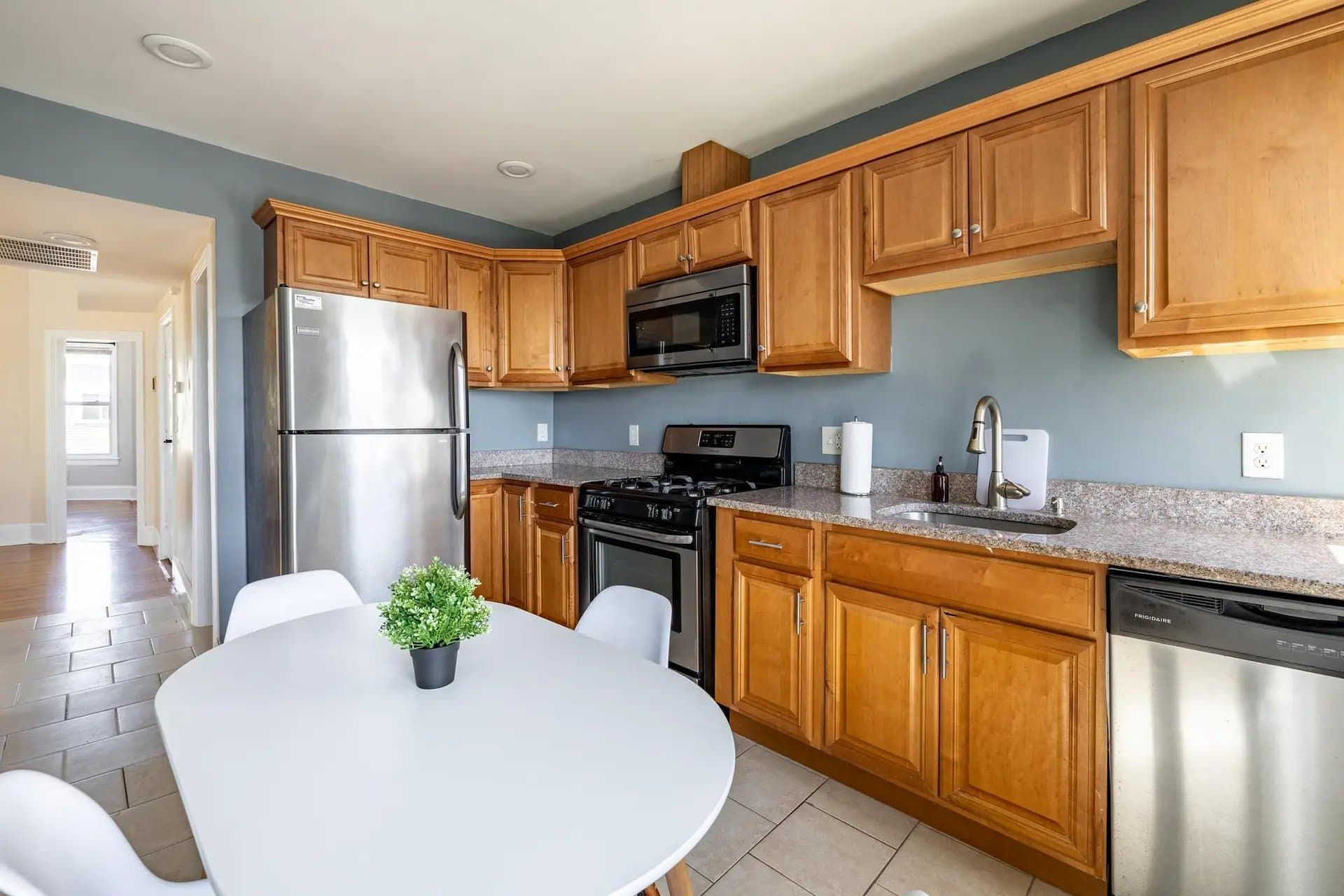 Somerville Apartment: 21 Rossmore St