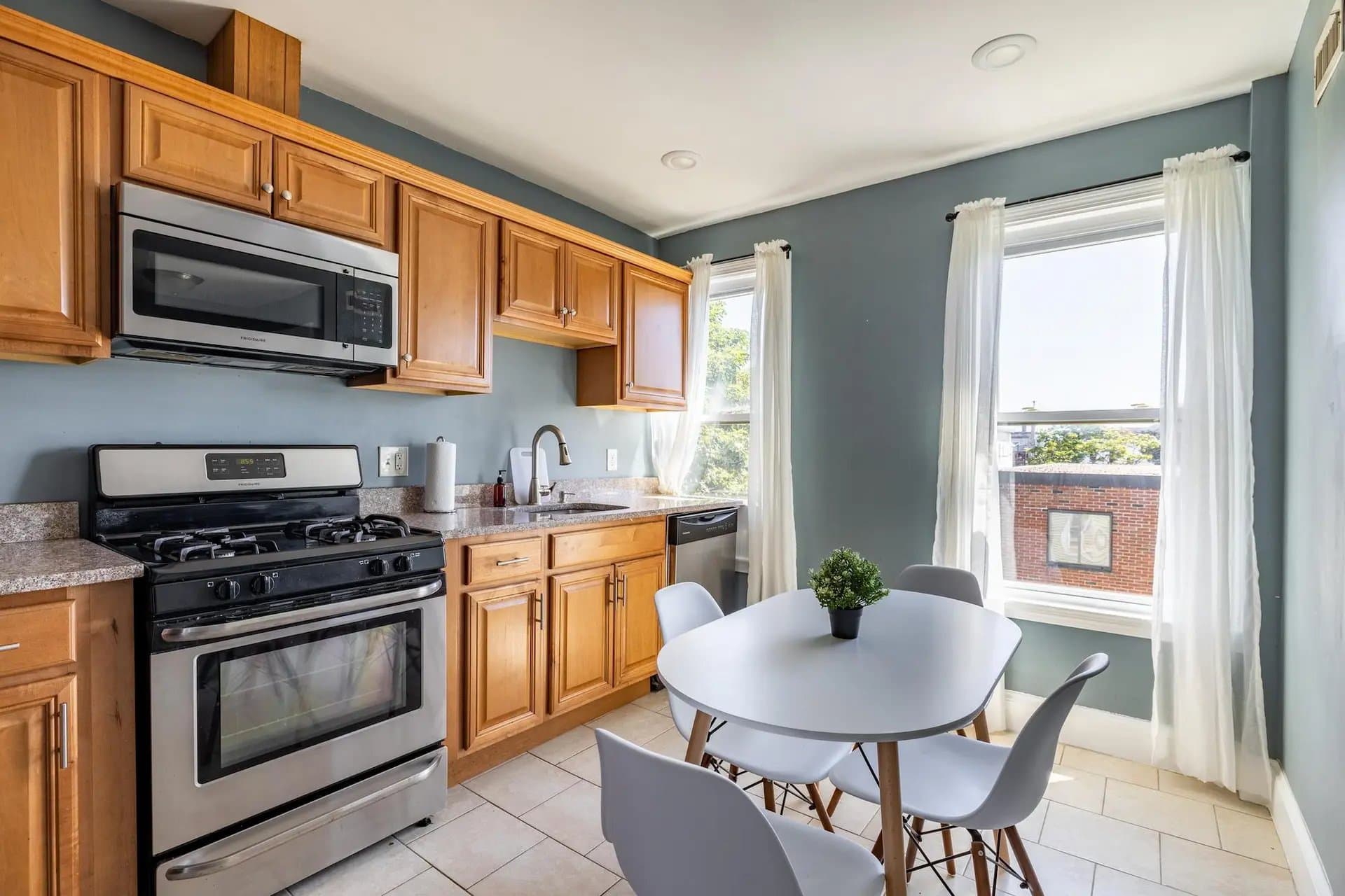 Somerville Apartment: 21 Rossmore St