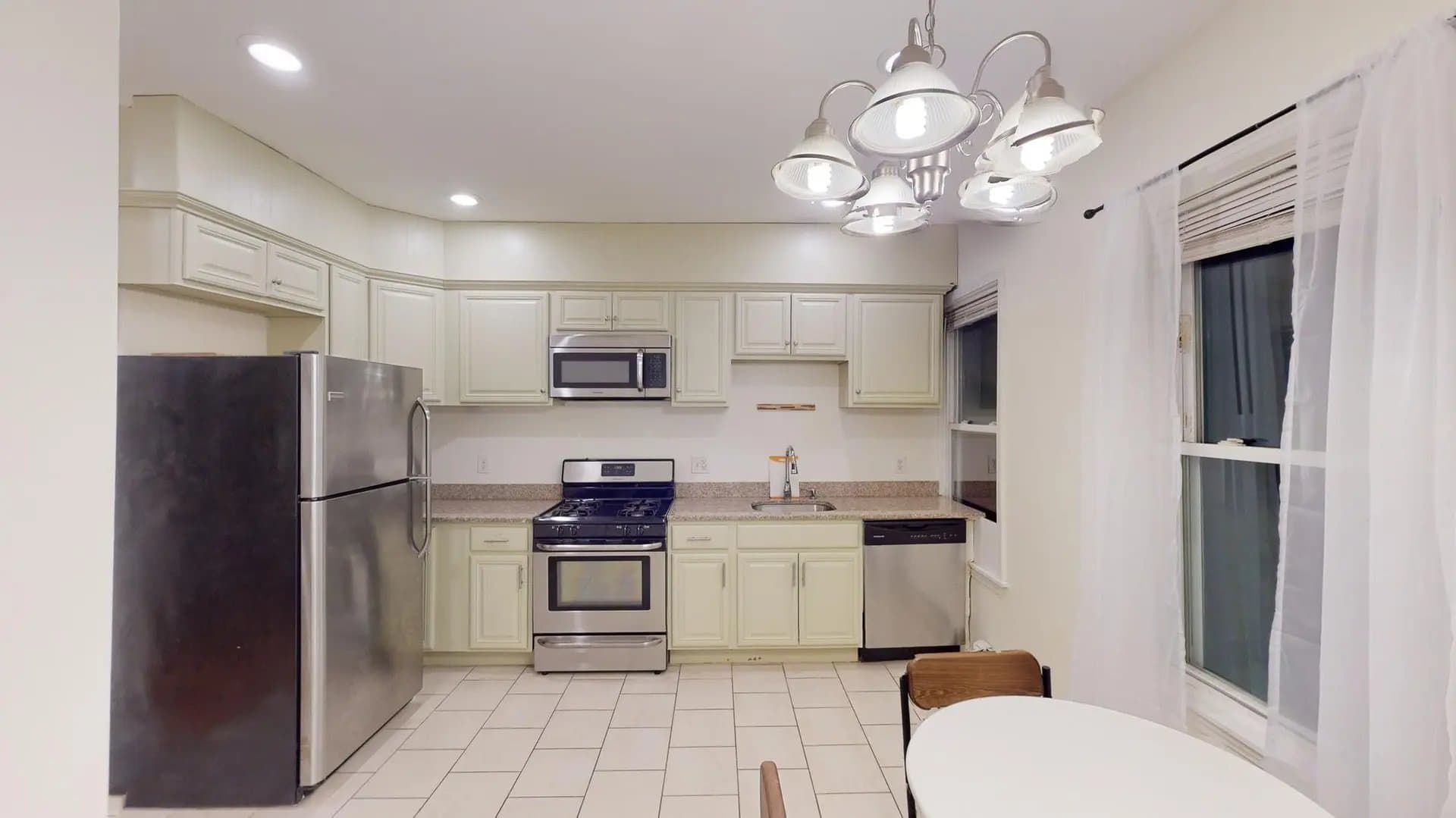 Somerville Apartment: 21 Rossmore St