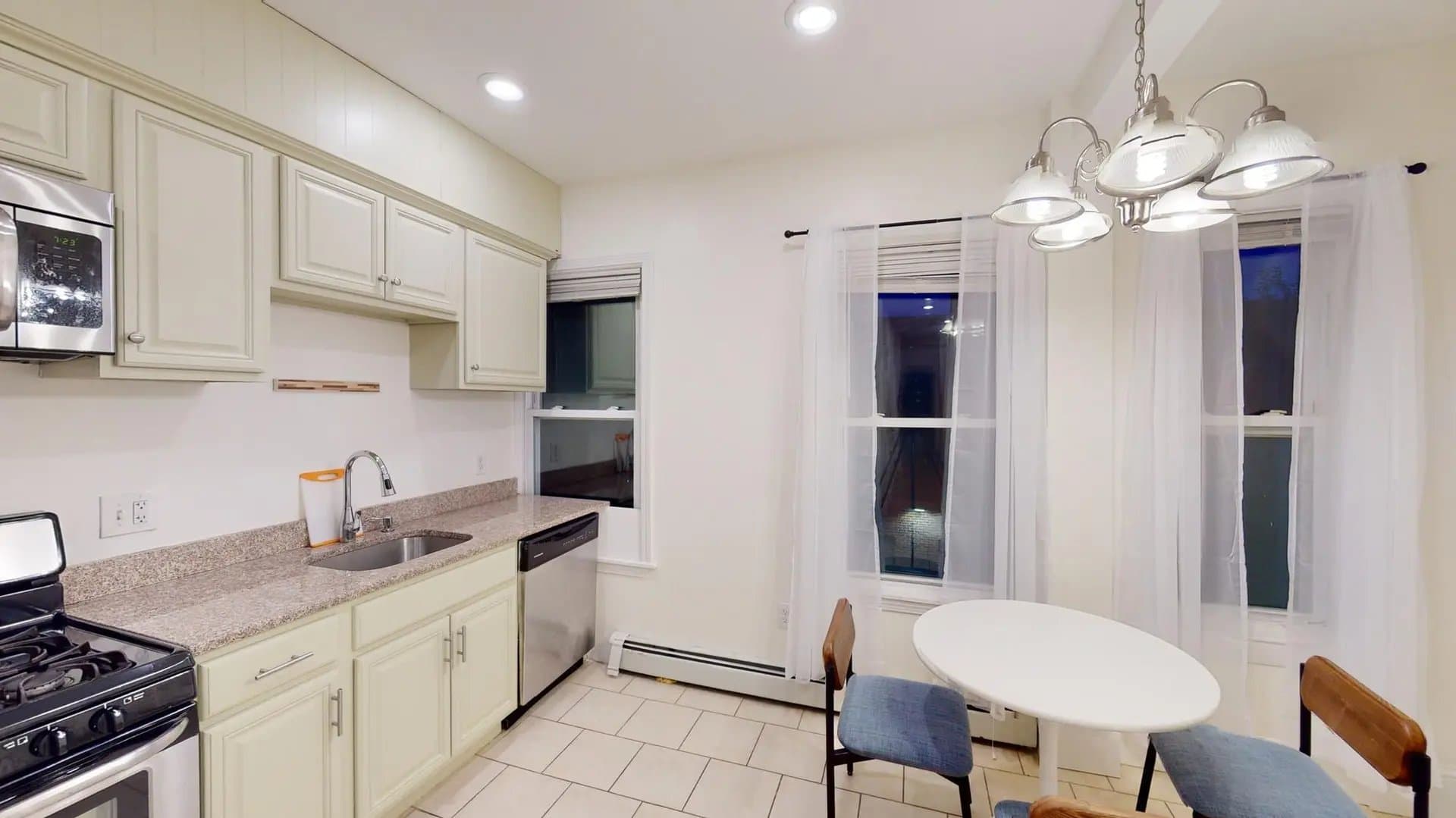 Somerville Apartment: 21 Rossmore St