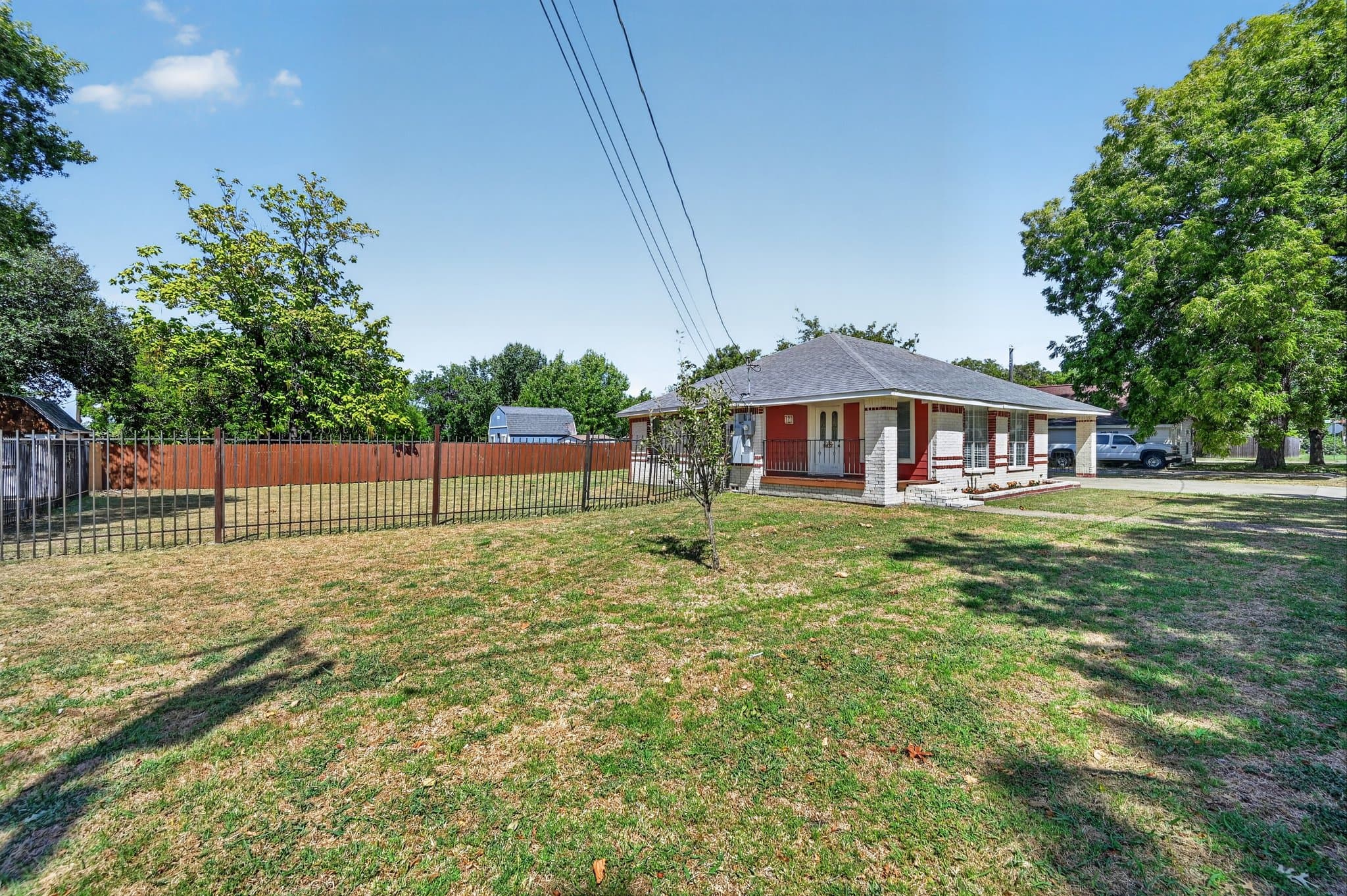 Farmersville House: 121 N Hamilton
