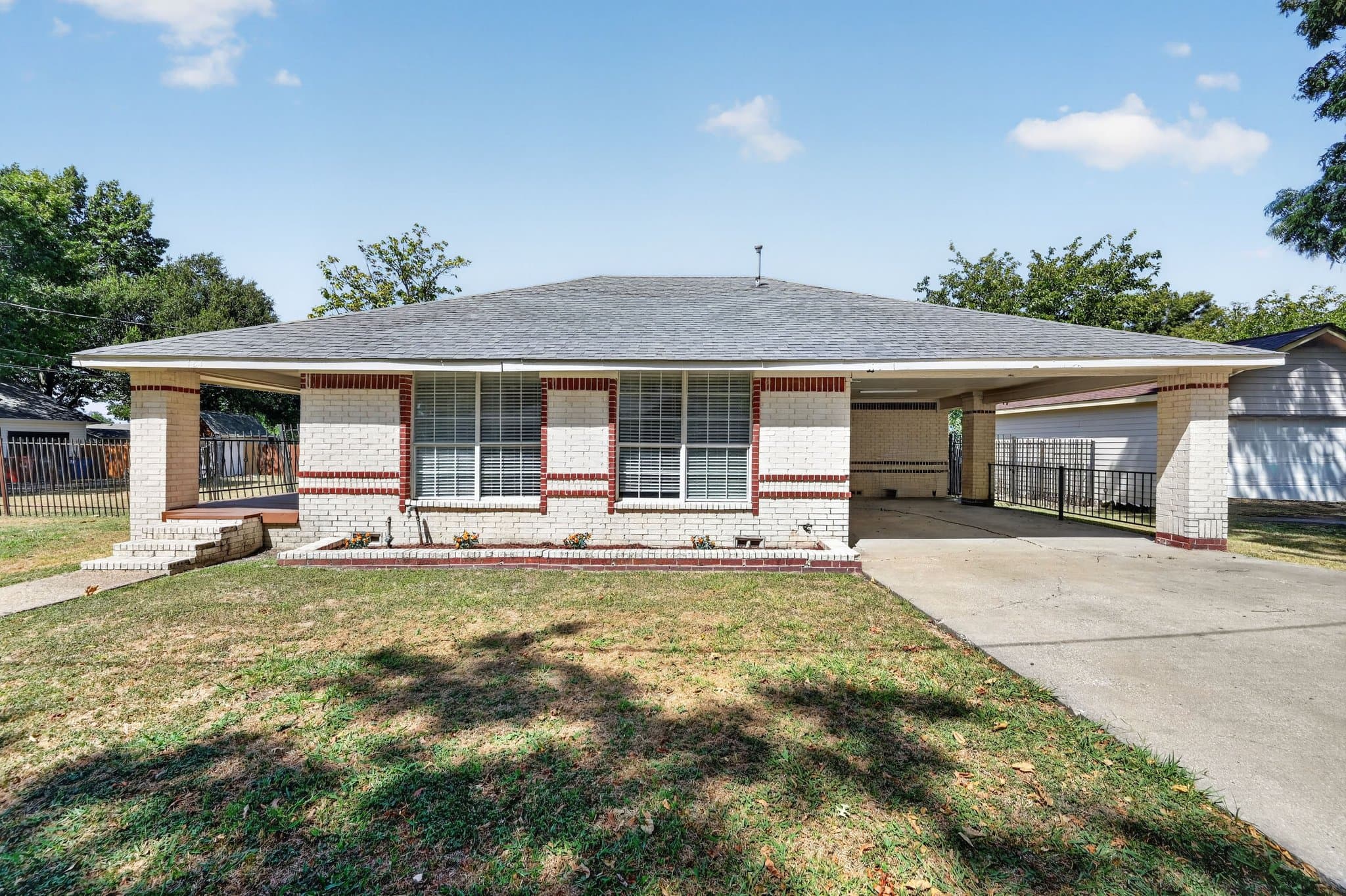 Farmersville House: 121 N Hamilton