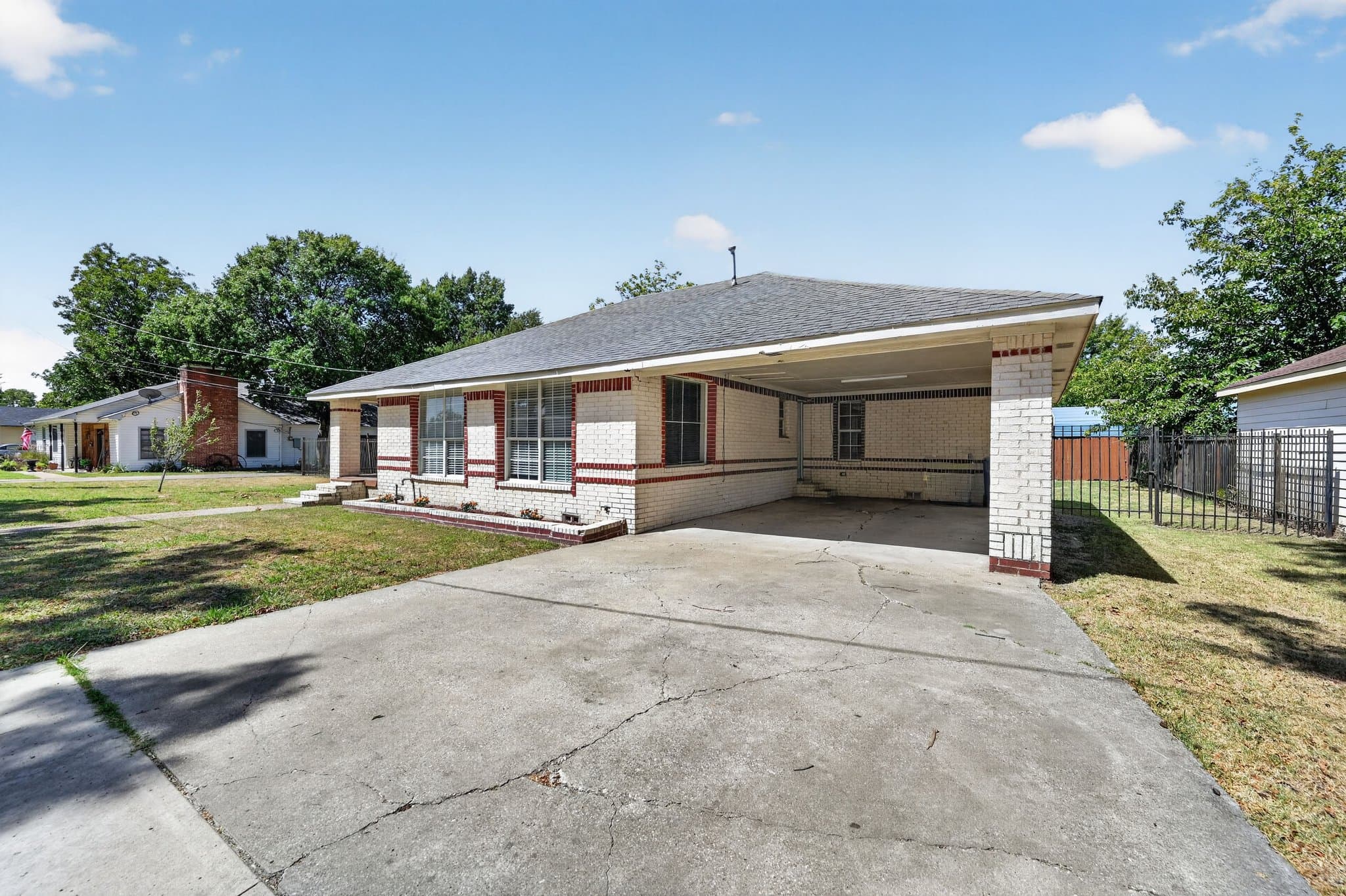 Farmersville House: 121 N Hamilton
