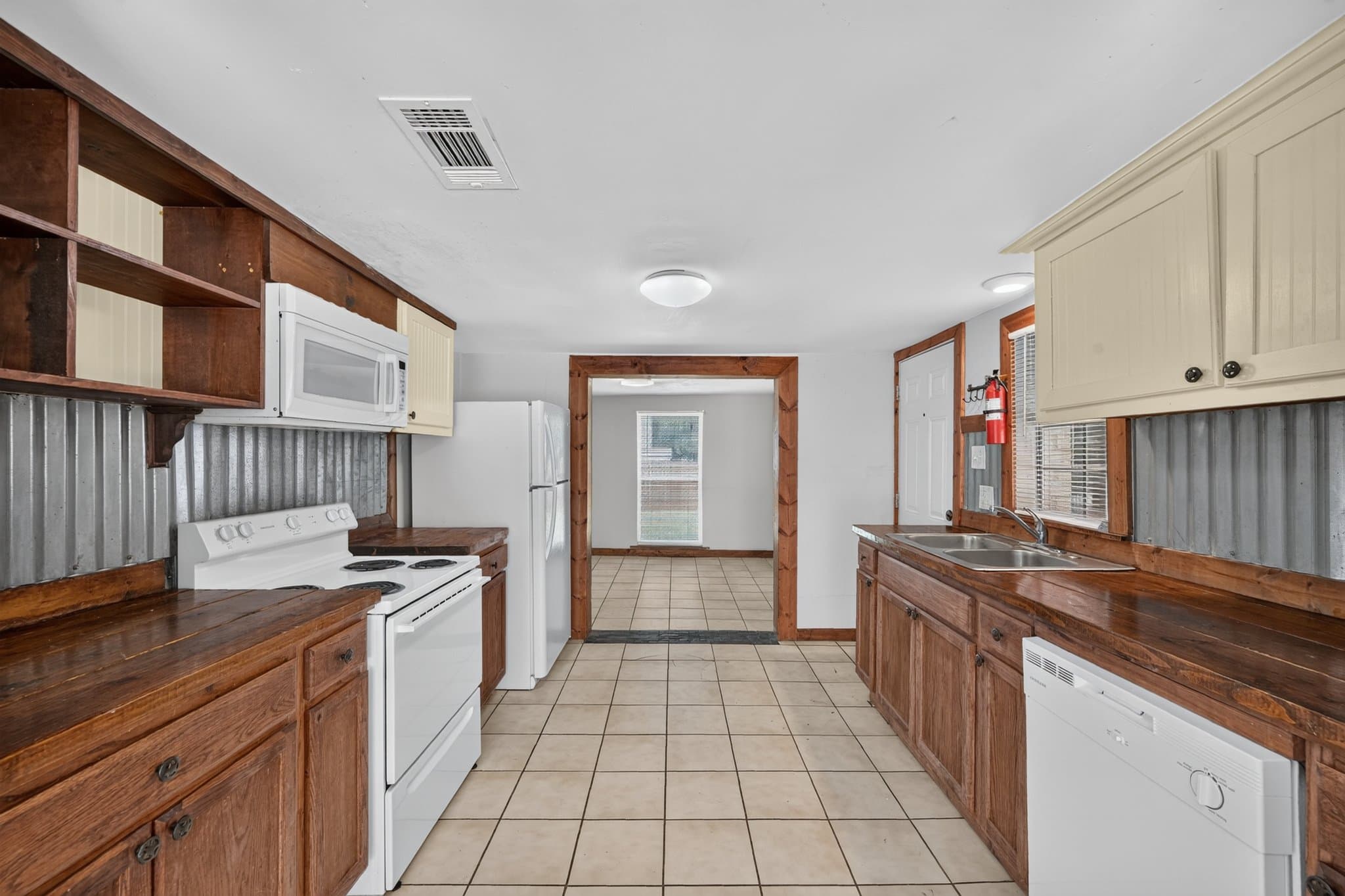 Farmersville House: 121 N Hamilton