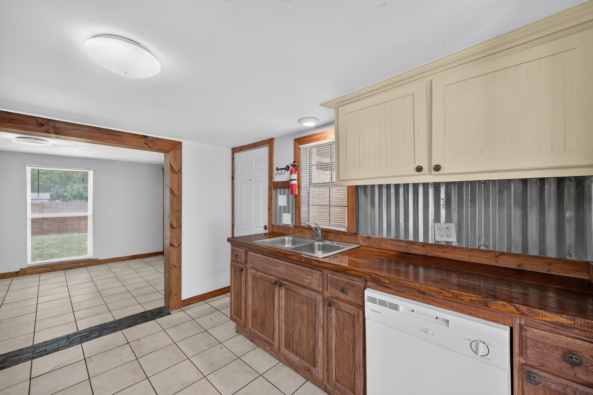 Farmersville House: 121 N Hamilton