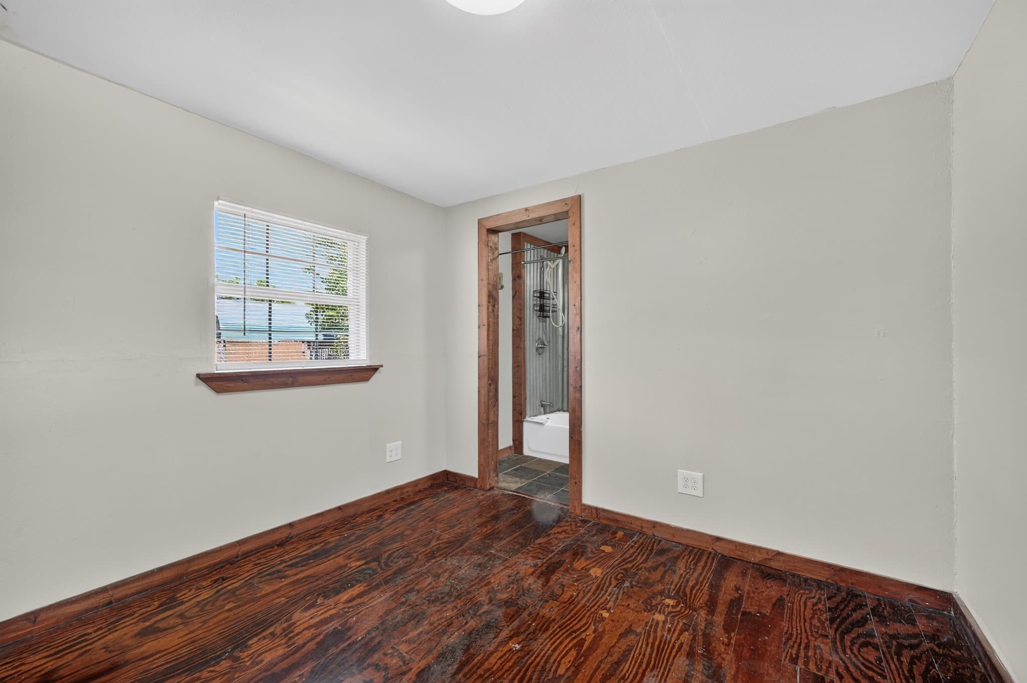 Farmersville House: 121 N Hamilton