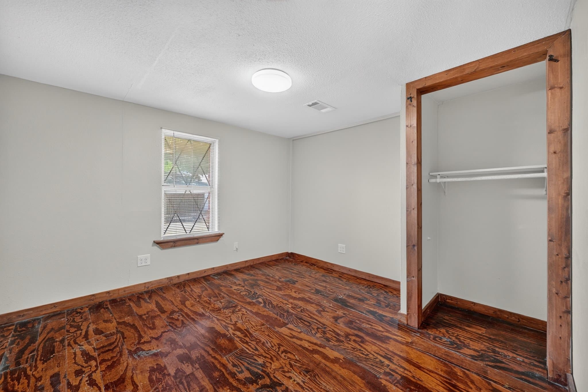 Farmersville House: 121 N Hamilton