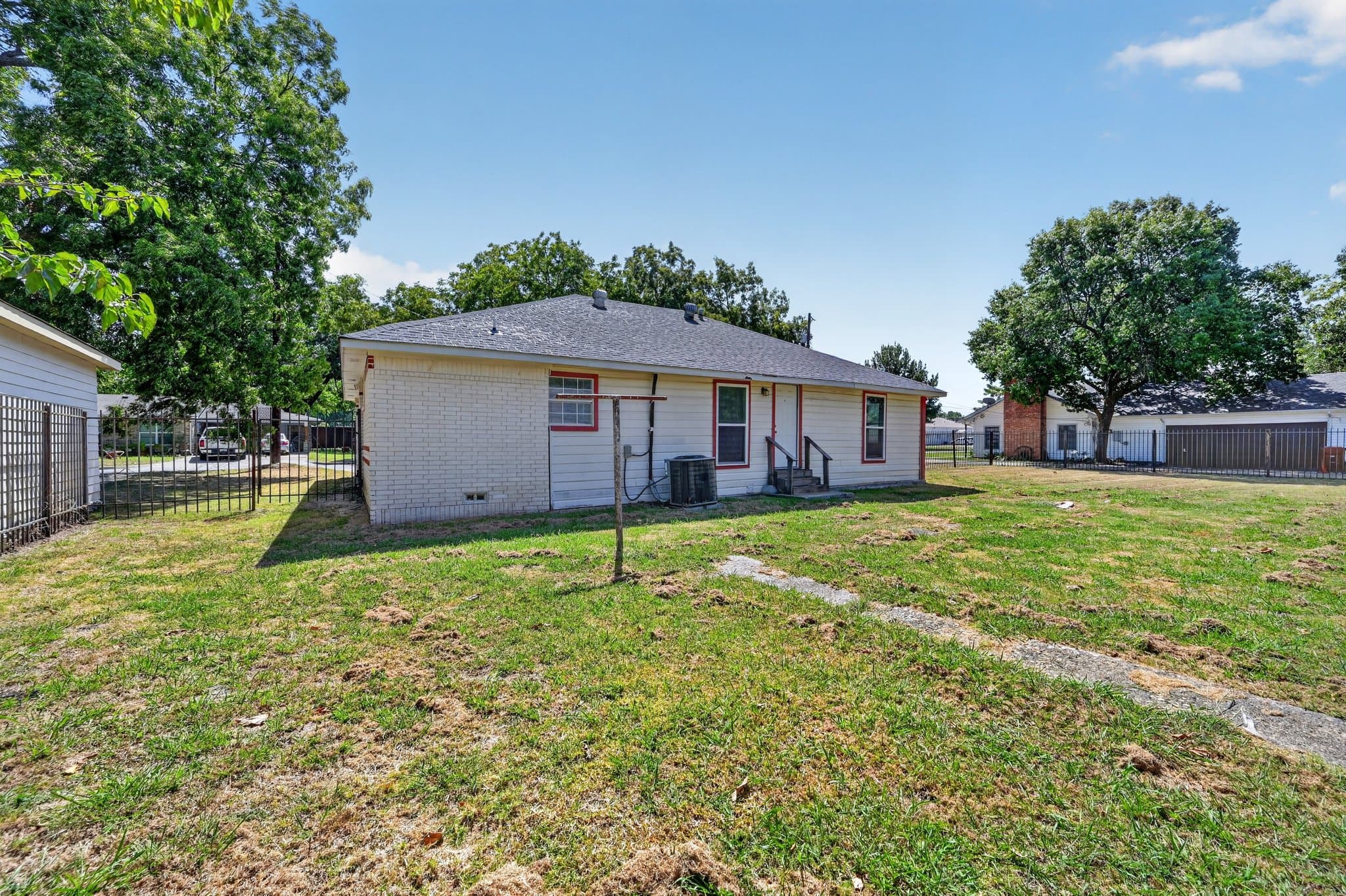 Farmersville House: 121 N Hamilton
