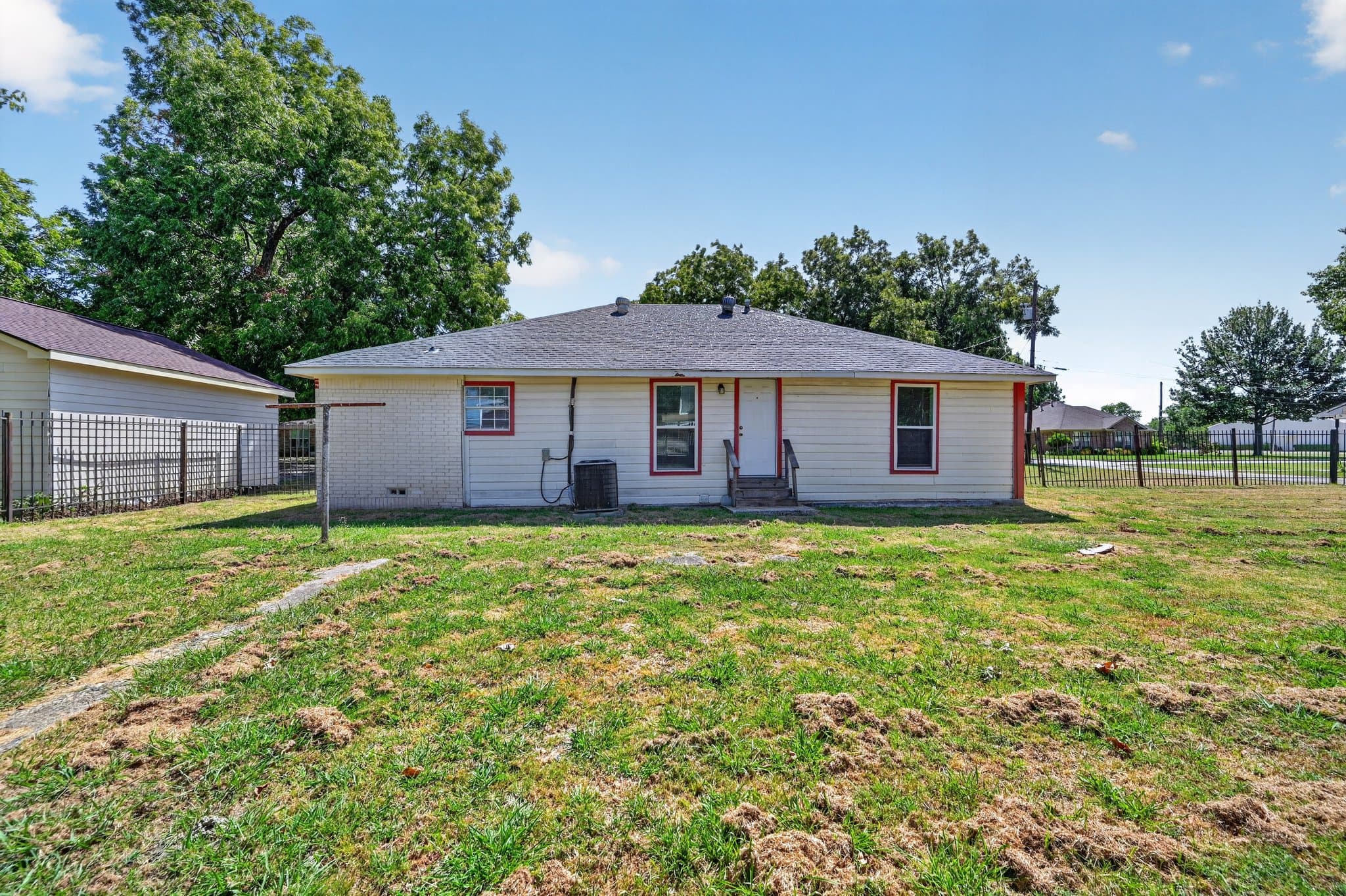 Farmersville House: 121 N Hamilton