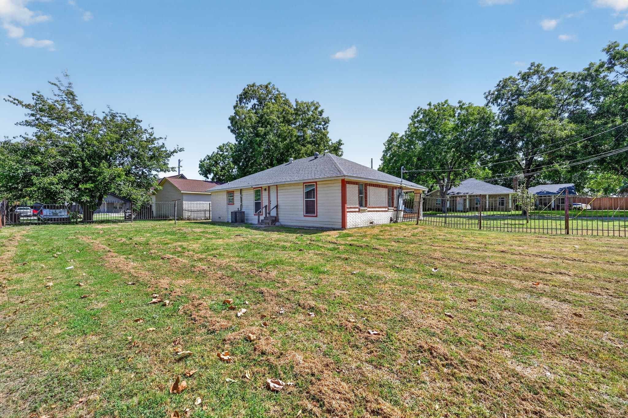 Farmersville House: 121 N Hamilton