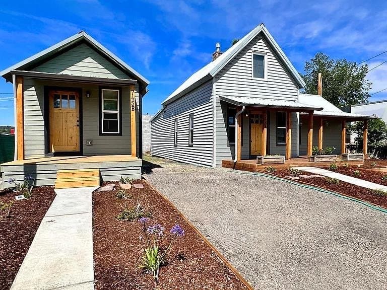 Prineville House: 745 NE Belknap St