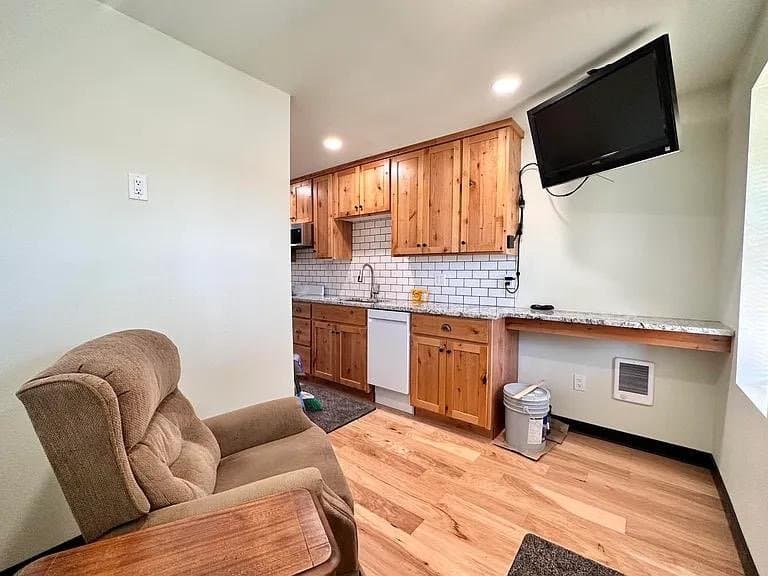 Prineville House: 745 NE Belknap St