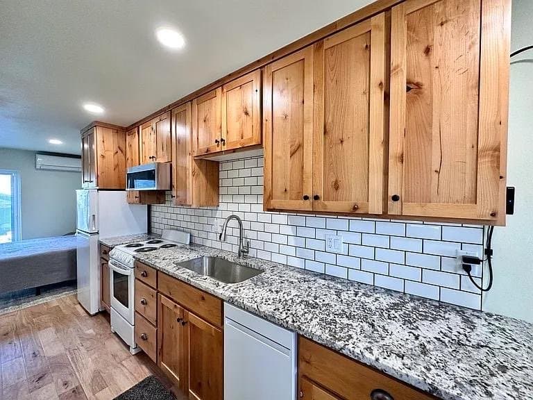 Prineville House: 745 NE Belknap St