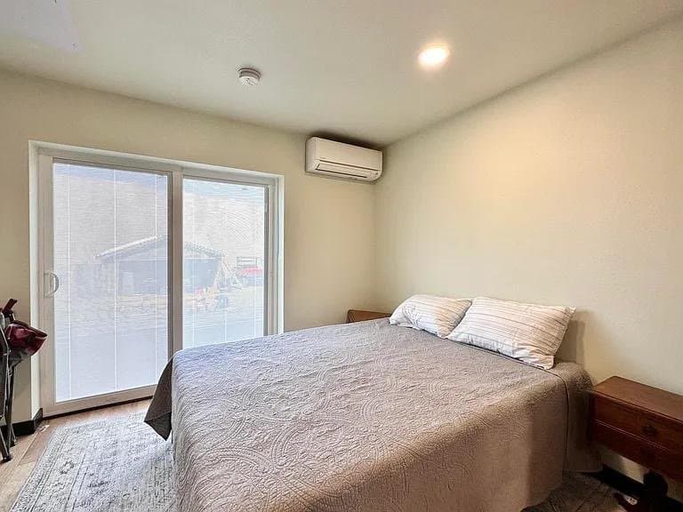 Prineville House: 745 NE Belknap St