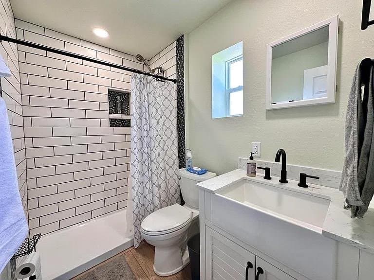 Prineville House: 745 NE Belknap St