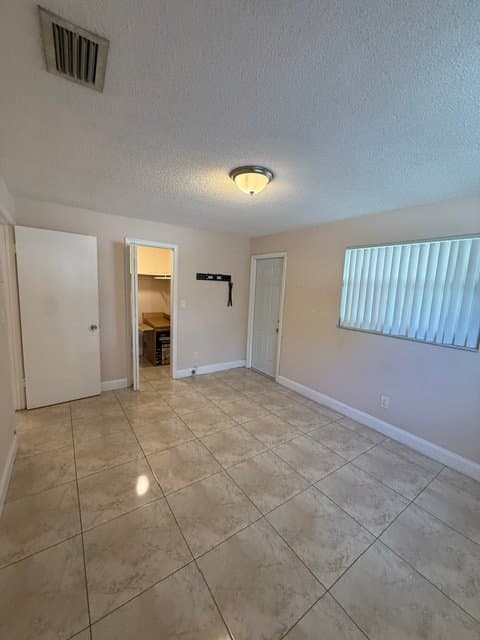 Sunrise Apartment: 5972 nw 19th street