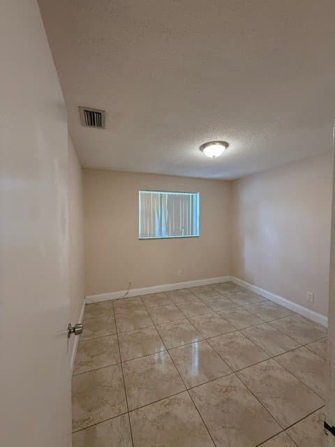 Sunrise Apartment: 5972 nw 19th street