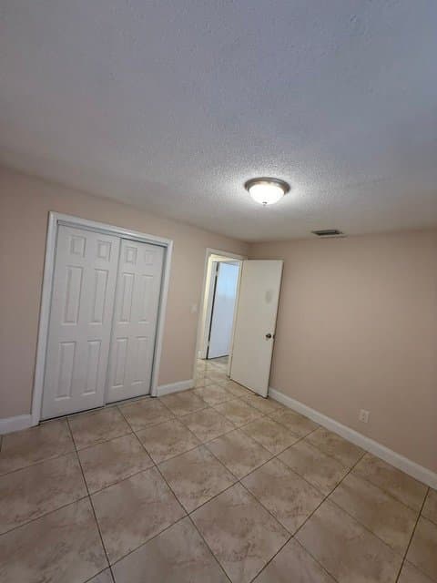 Sunrise Apartment: 5972 nw 19th street