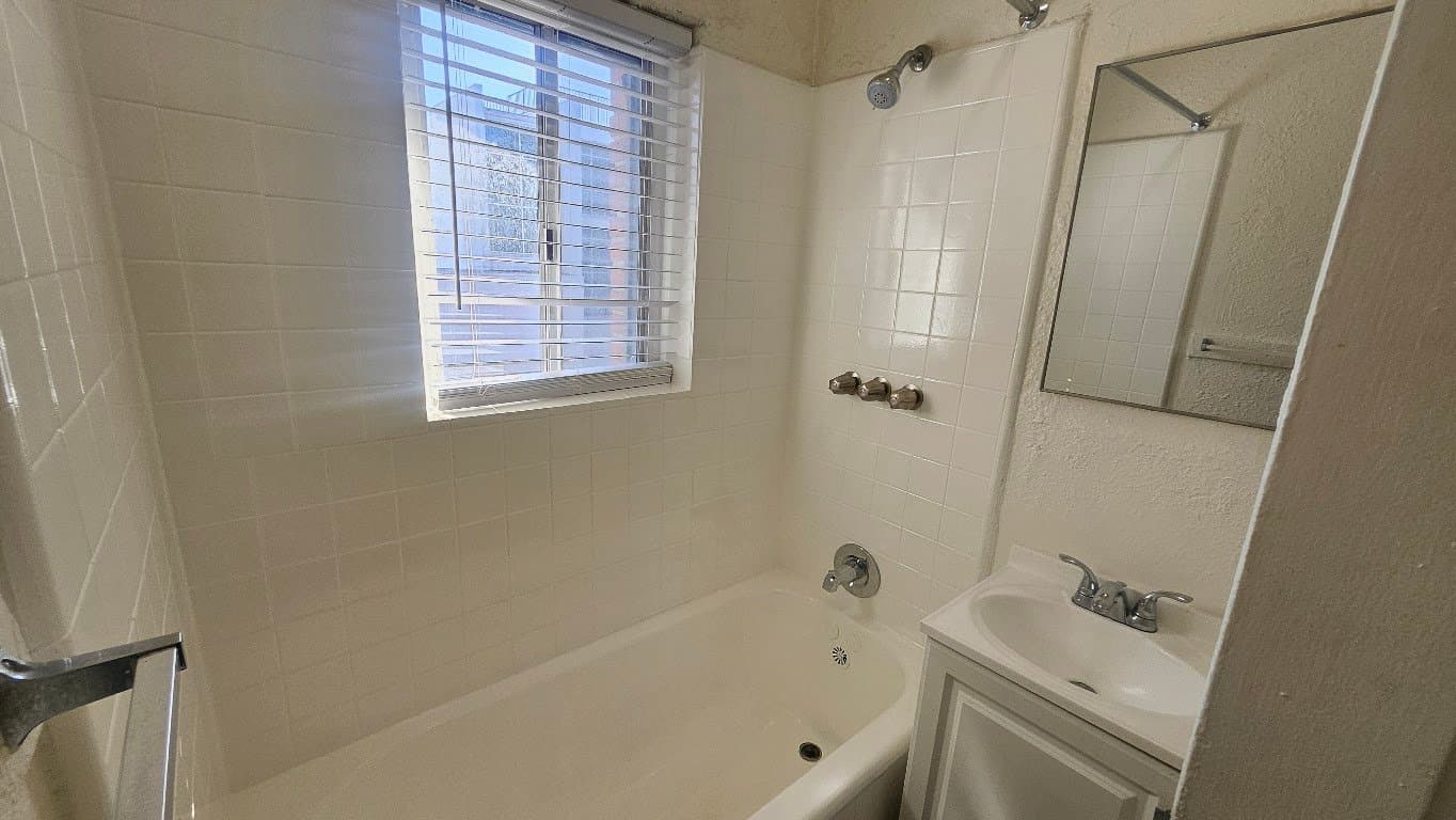 Los Angeles Apartment: 844 S Westlake Ave