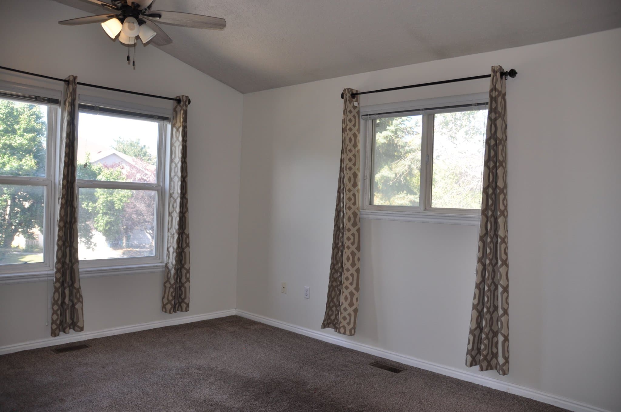 Sandy Townhome: 752 E Village Way North