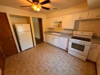 South Milwaukee House: 902 Lakeview Ave