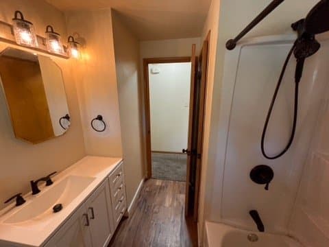 South Milwaukee House: 902 Lakeview Ave