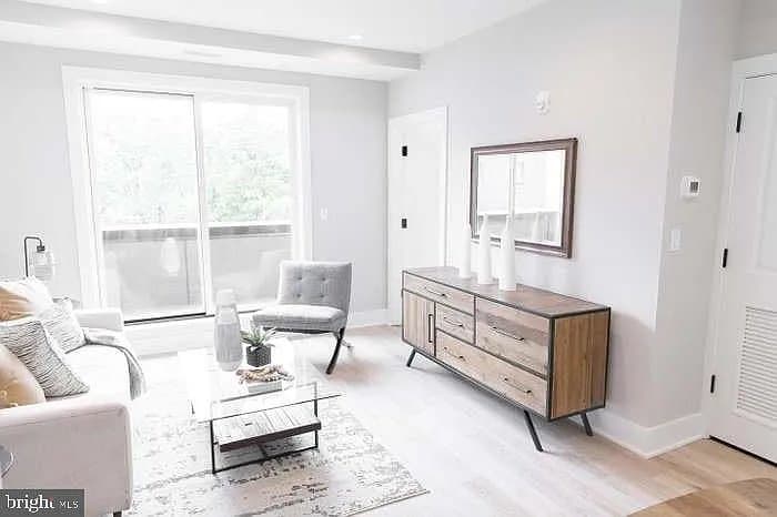 Washington Condo: 1016 17th pl ne