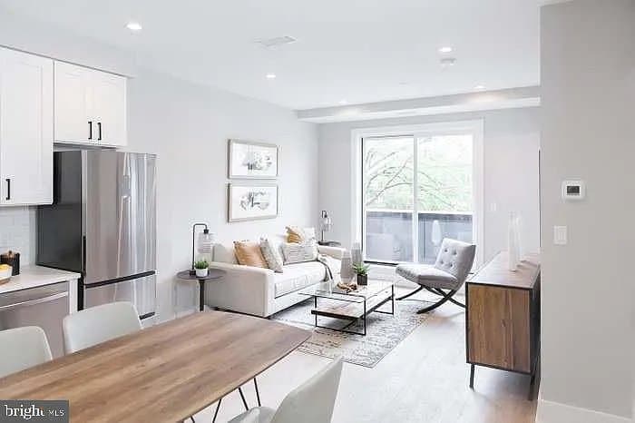 Washington Condo: 1016 17th pl ne