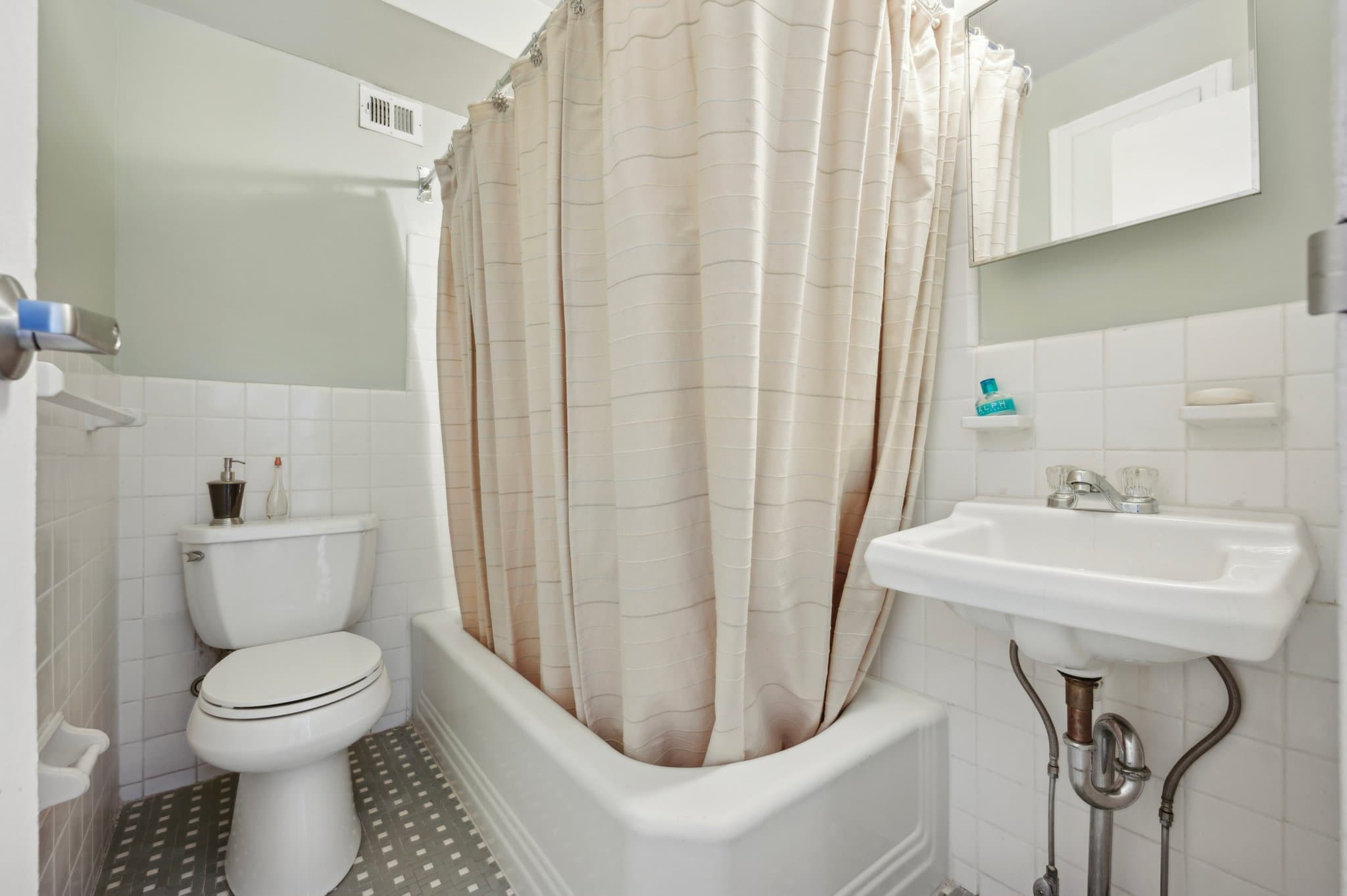 Philadelphia Apartment: 1220 N Broad St Philadelphia, PA 19121, USA