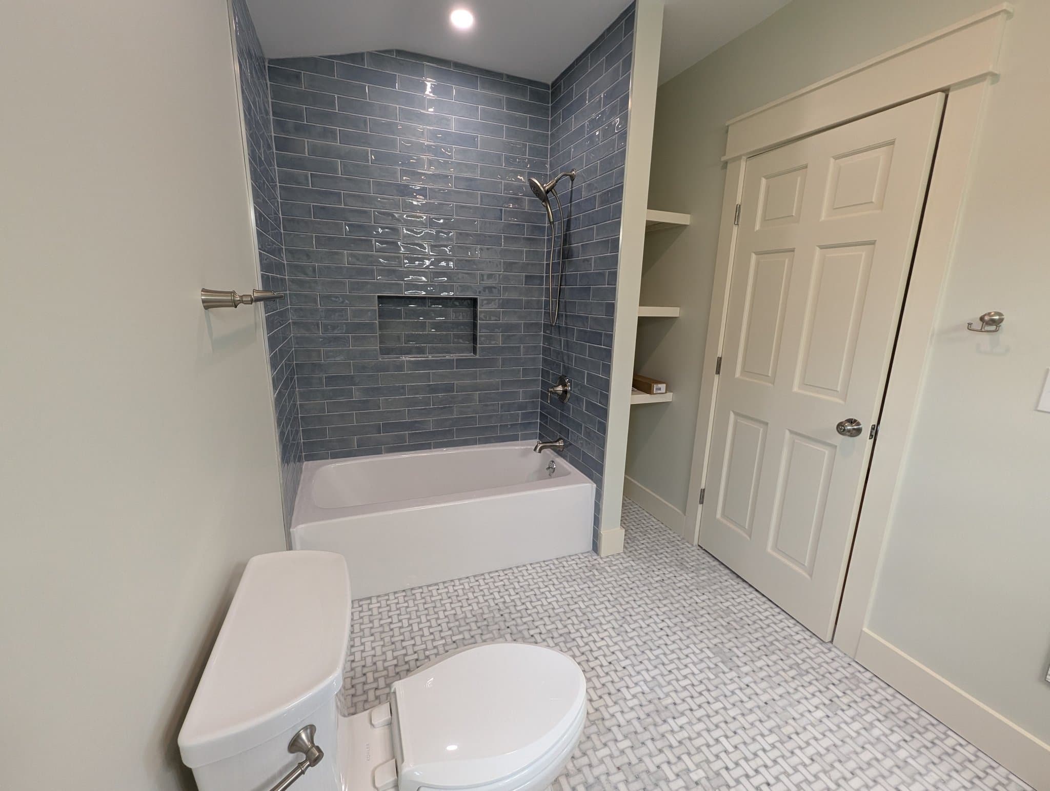 Nashua House: 211 Pine Hill Rd