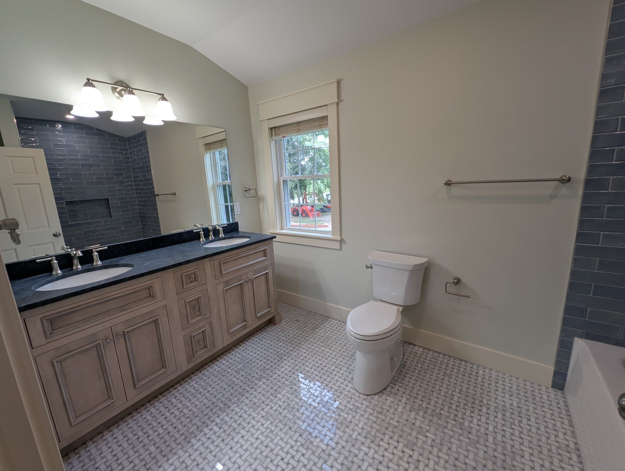 Nashua House: 211 Pine Hill Rd
