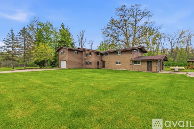 Lapeer House: 1392 Maple Grove Rd