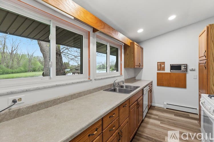 Lapeer House: 1392 Maple Grove Rd