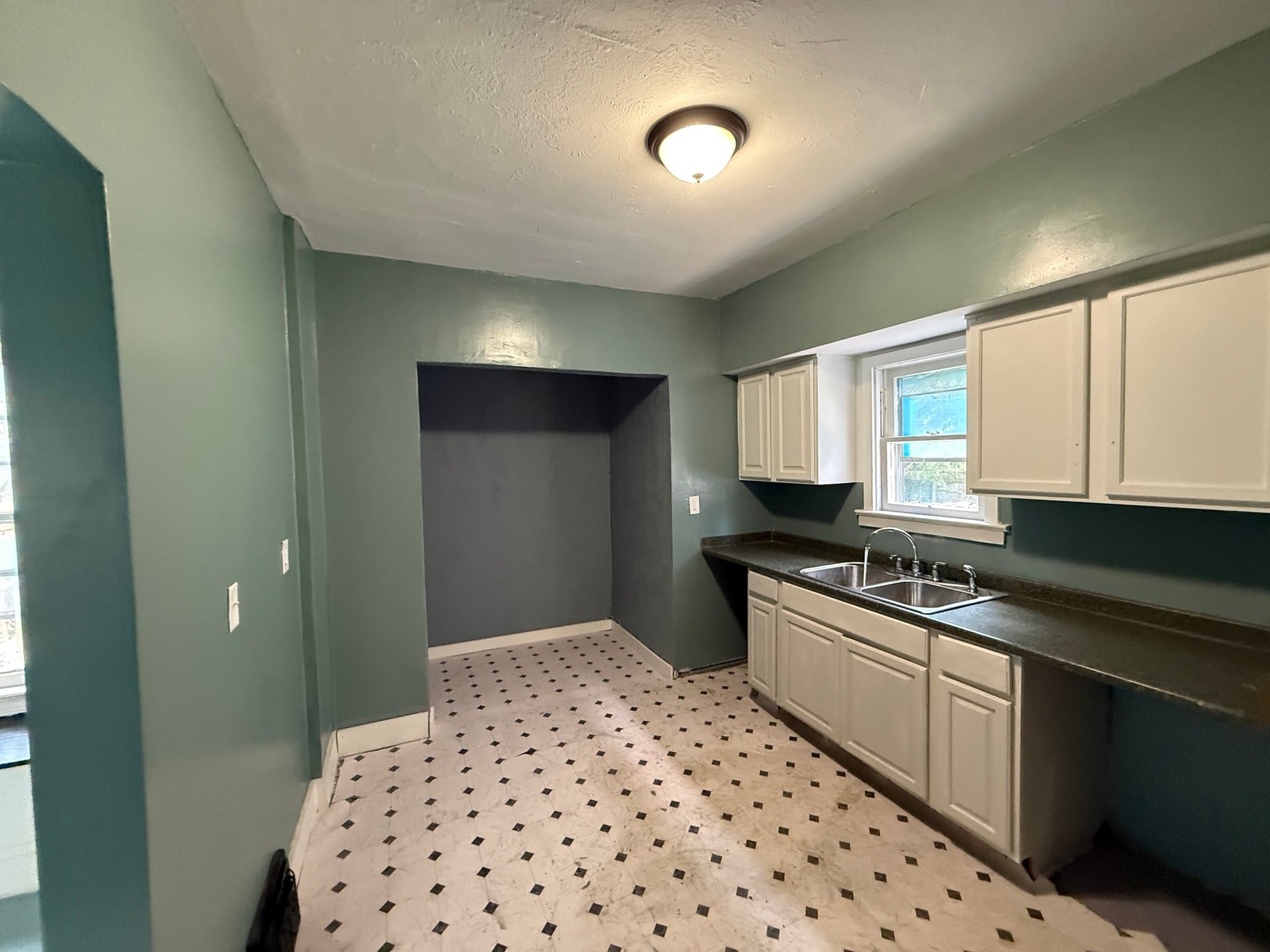 Cleveland House: 14016 Castalia Ave